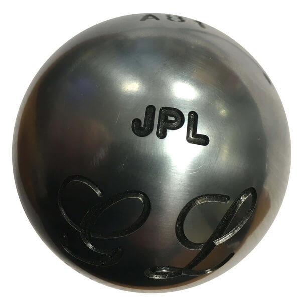 Gravure d'initiales sur une boule de pétanque