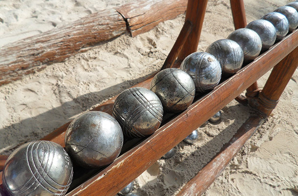 Boules de pétanque sur la plage