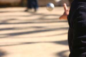 Lancer d'une boule de pétanque pour un tir de précision