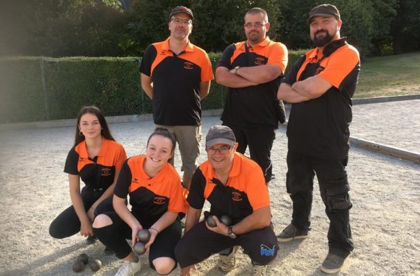 Equipe mixte portant la tenue du Club La Pétanque Bourcomptoise