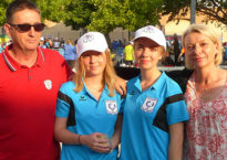 Agathe et Lou Dubreule, entourées de leurs parents