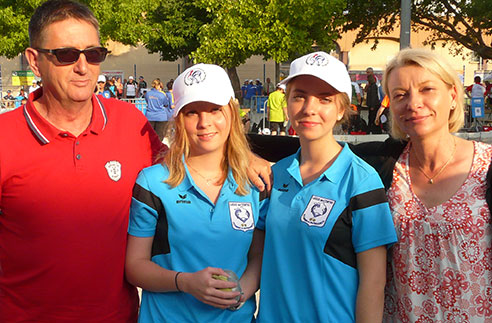 Agathe et Lou Dubreule, entourées de leurs parents