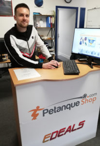 Yoann à l'accueil de la boutique de pétanque Pétanqueshop