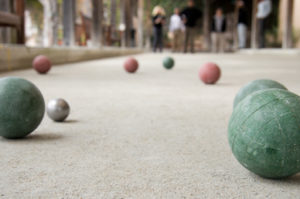 Des boules bretonnes sur un terrain de jeu de pétanque