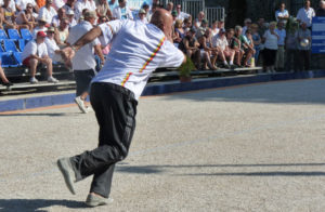 Un joueur prend de l'élan au Jeu Provençal