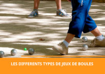 Des joueurs qui pratiquent un jeu de boules sur un terrain