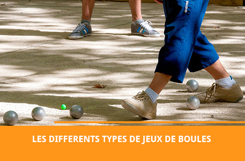 Des joueurs qui pratiquent un jeu de boules sur un terrain