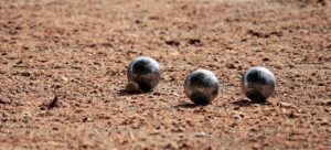 Boules de pétanque lancées près du but 