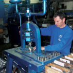 Fabrication des boules de pétanque La Boule Bleue Poinçons