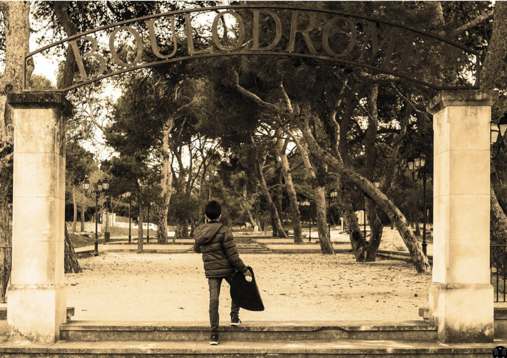 terrain de pétanque atypique portique boulodrome de fontvieille