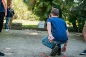 apprendre aux jeunes à jouer à la pétanque