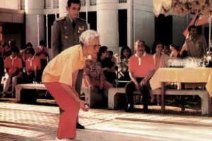 La reine mère de Thaïlande joue à la pétanque