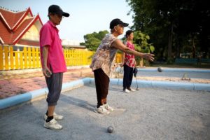 terrain de pétanque en Thaïlande où se retrouvent toutes les générations terrain de pétanque en Thaïlande où se retrouvent toutes les générations
