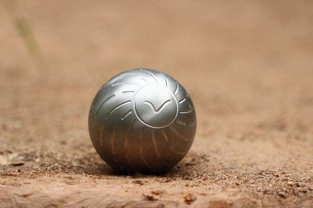 Boule de pétanque striée